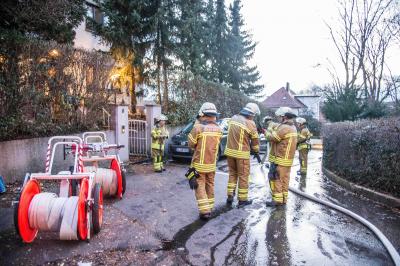 Esslingen-Hohenkreuz: Muelltonne an Gebaeude brennt - Nachbarn verhindern schlimmeres
